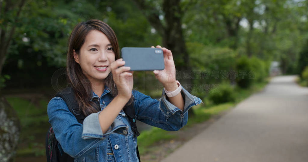 Travel woman use of mobile phone to take photo