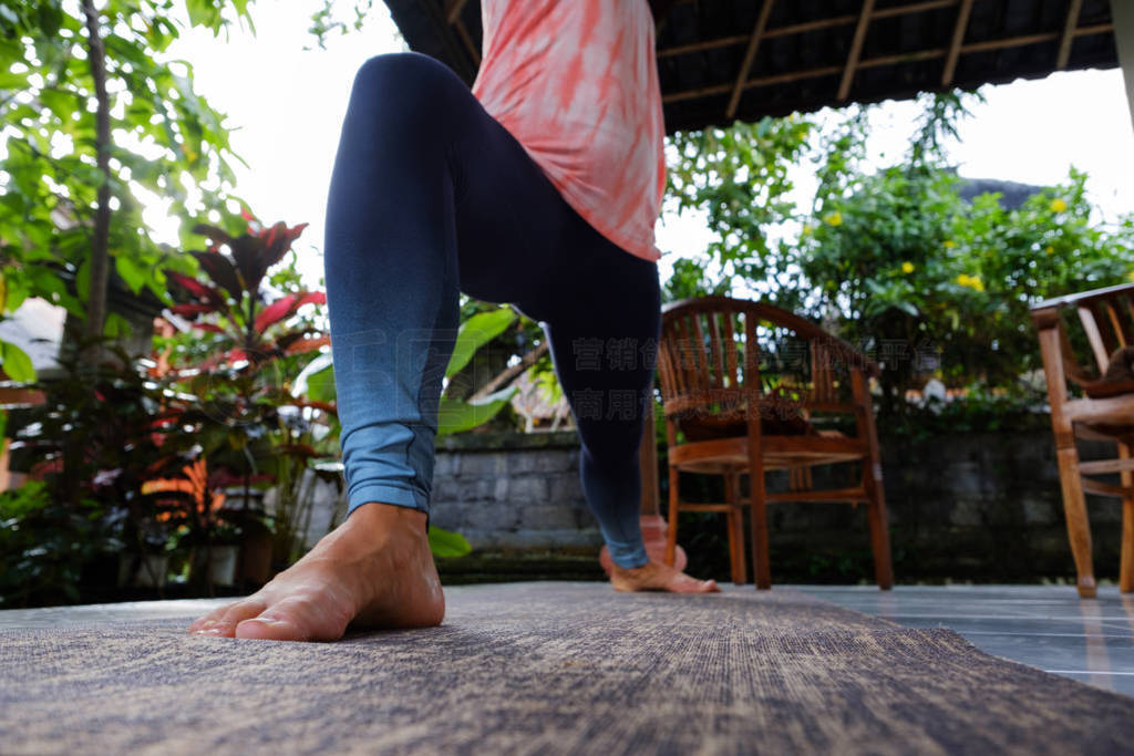 Ů٤ʽ Virabhadrasana սʿ̨Ķȼ