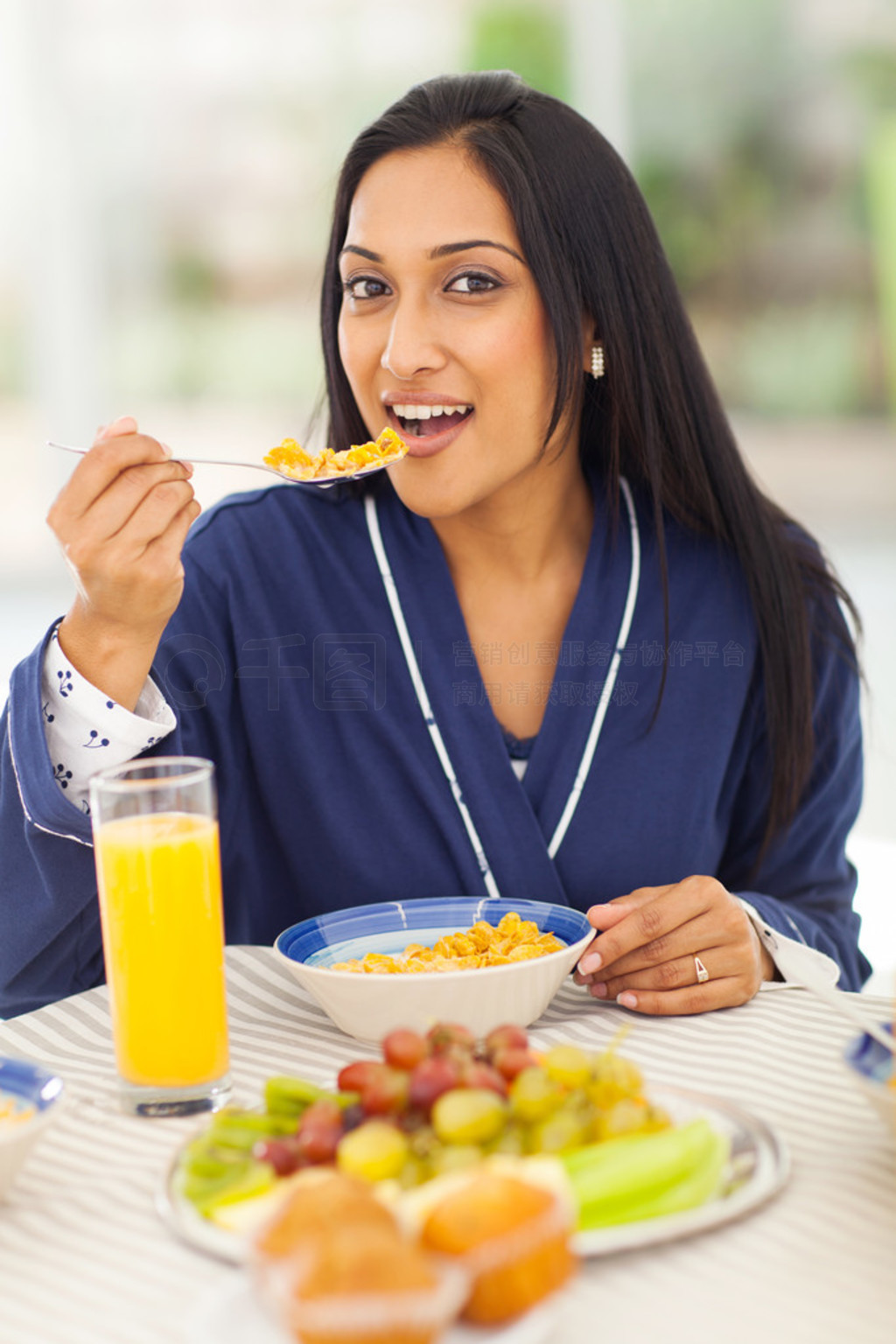 indisk kvinna ?ter frukost hemma