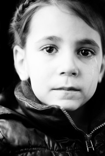 00小女孩哭了010小女孩哭了170特写可爱的小女孩在公园里哭7221孩子的