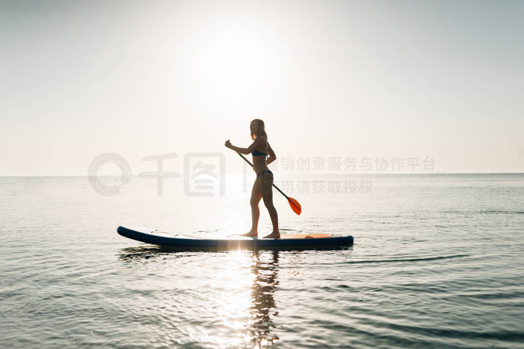 վ帾Ů paddleboarding ġѪްŮģ