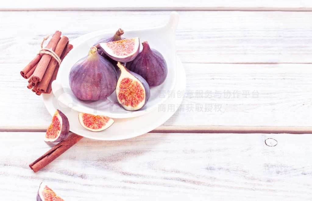 sliced figs in a bowl with cinnamon
