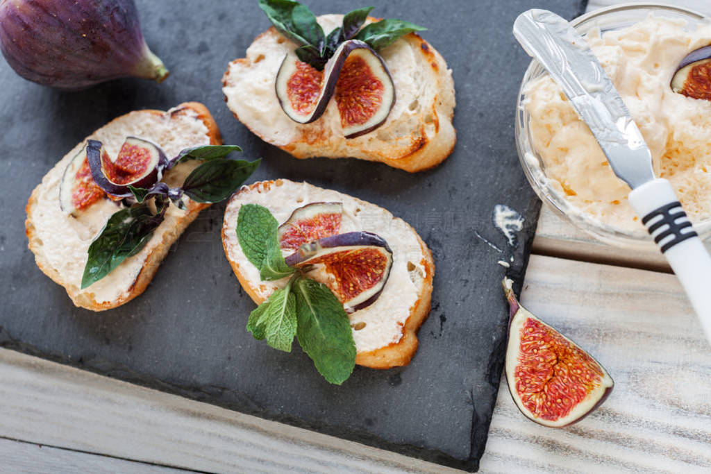 toasteres smeared by ricotta with figs