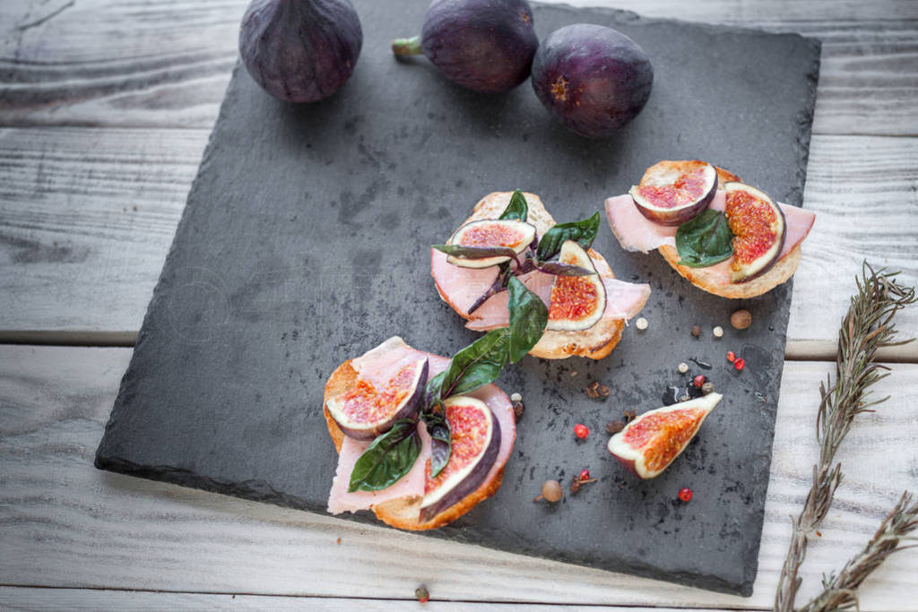 toasteres with ham and figs