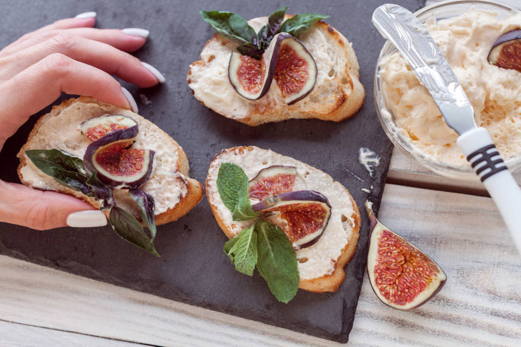 toasteres smeared by ricotta with figs