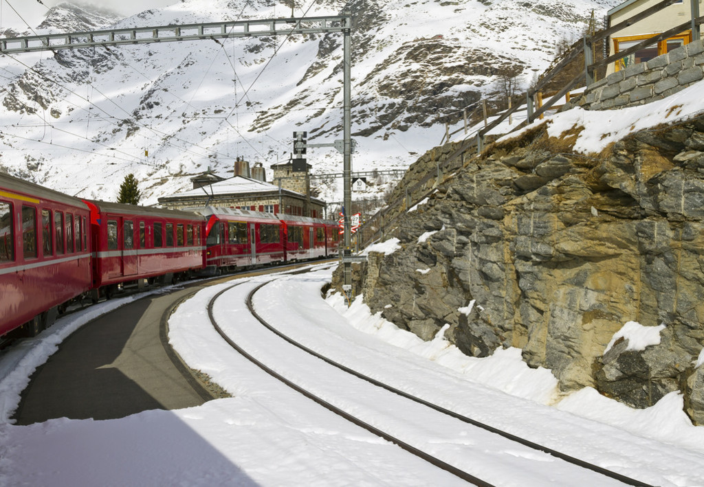 Red train at Alp Grm station