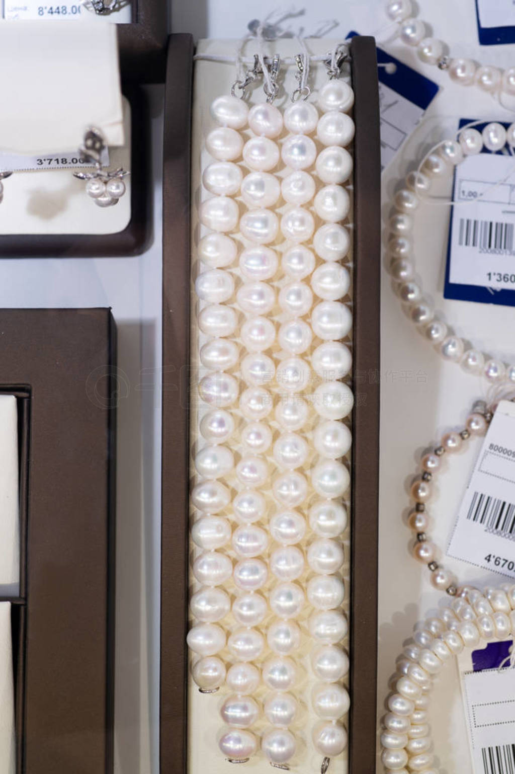 retail gold store showcase displaying luxury pearls jewerly