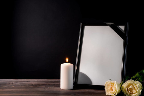 黑色背景白色蜡烛图片图片