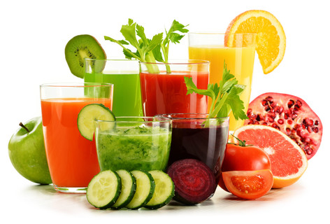 用新鲜有机蔬菜和水果果汁上白色眼镜