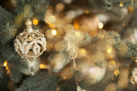 新年快乐, 装饰树, 玩具, 礼品, 美丽的房间。圣诞树上的玩具装饰, 特写
