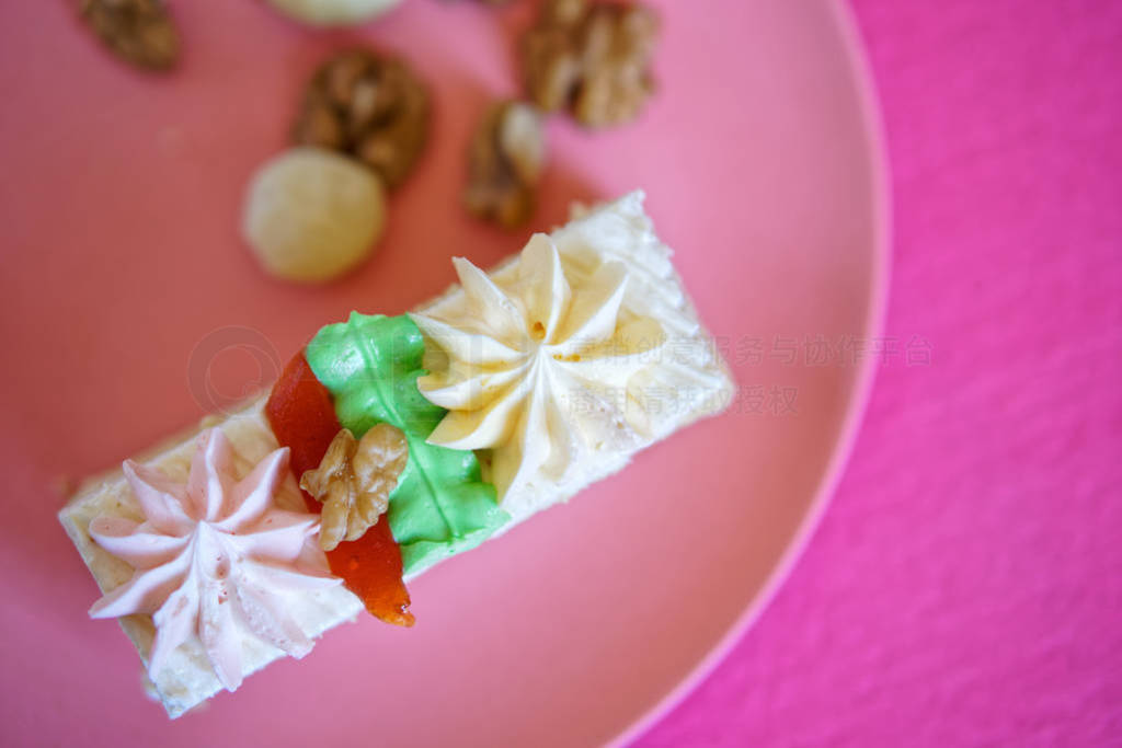 Rectangular pastry with protein cream, macadamia nuts and walnut