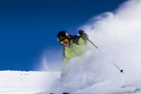 高山滑雪運動員的滑雪滑雪