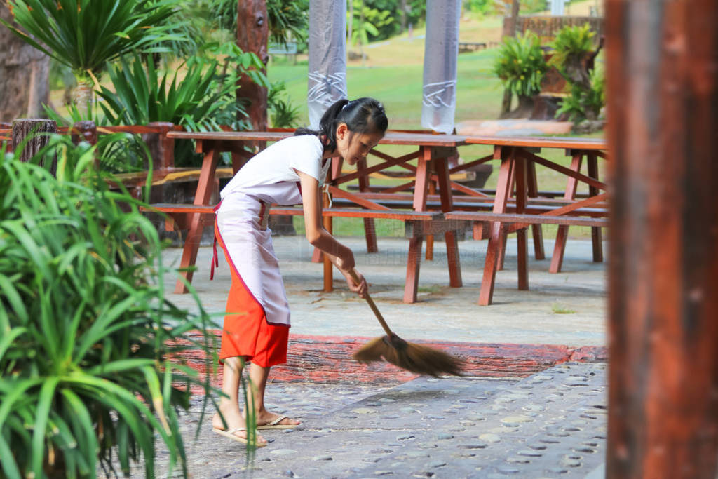 Child labor was cleaning in the restaurant, Children working in