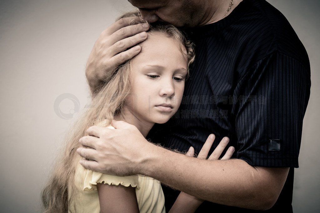 portr?tt av en ledsen dotter kramar sin farһ˵Ůĸ׵Ļ