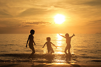 在海滩上玩的快乐儿童
