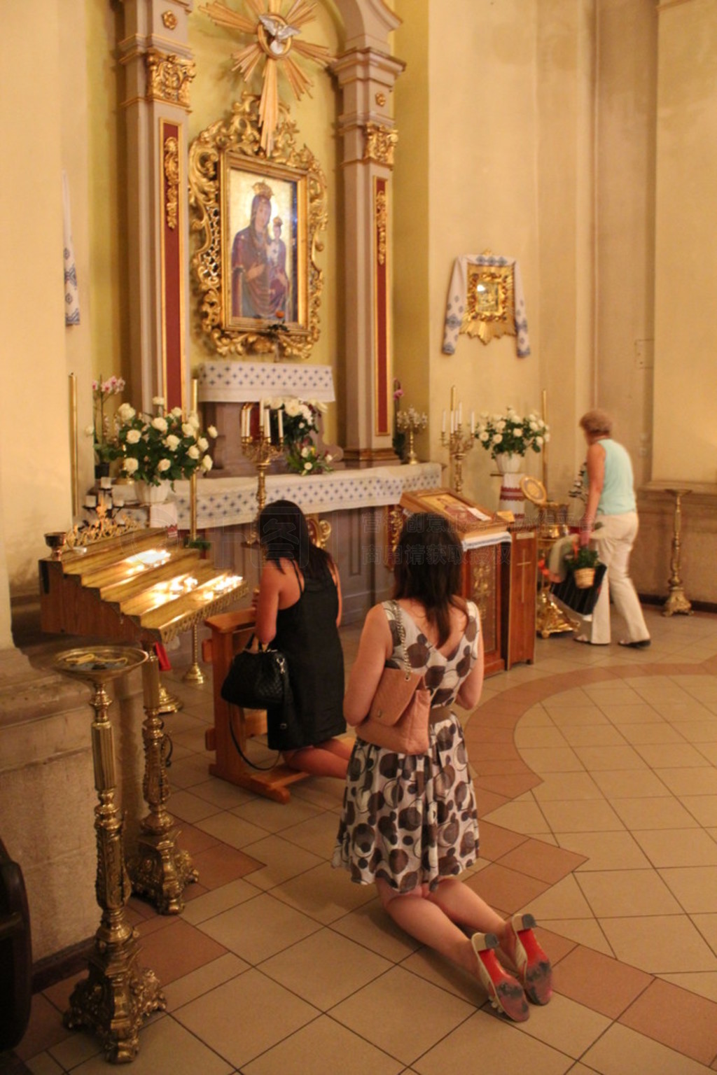 m?nniskor ber i hall av katolsk kyrka