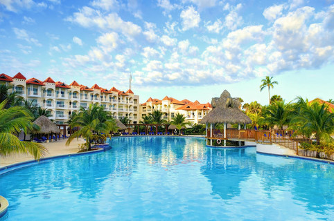 蓬塔卡纳、 多米尼加共和国、 21 2013年： 热带奢华 Borcelo 酒店和度假村游泳池与酒吧餐厅，大厦客房、 热带椰子棕