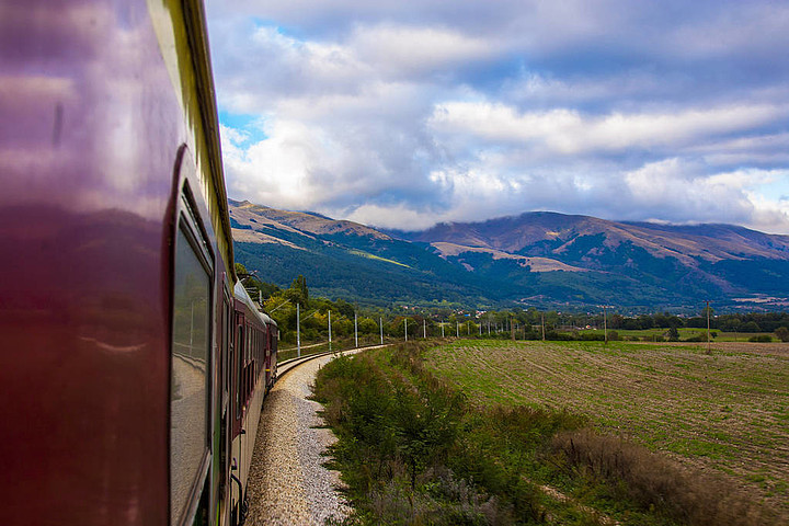 一座山的風景, 一個美麗的天空, 白雲和綠草, 在火車上拍照.