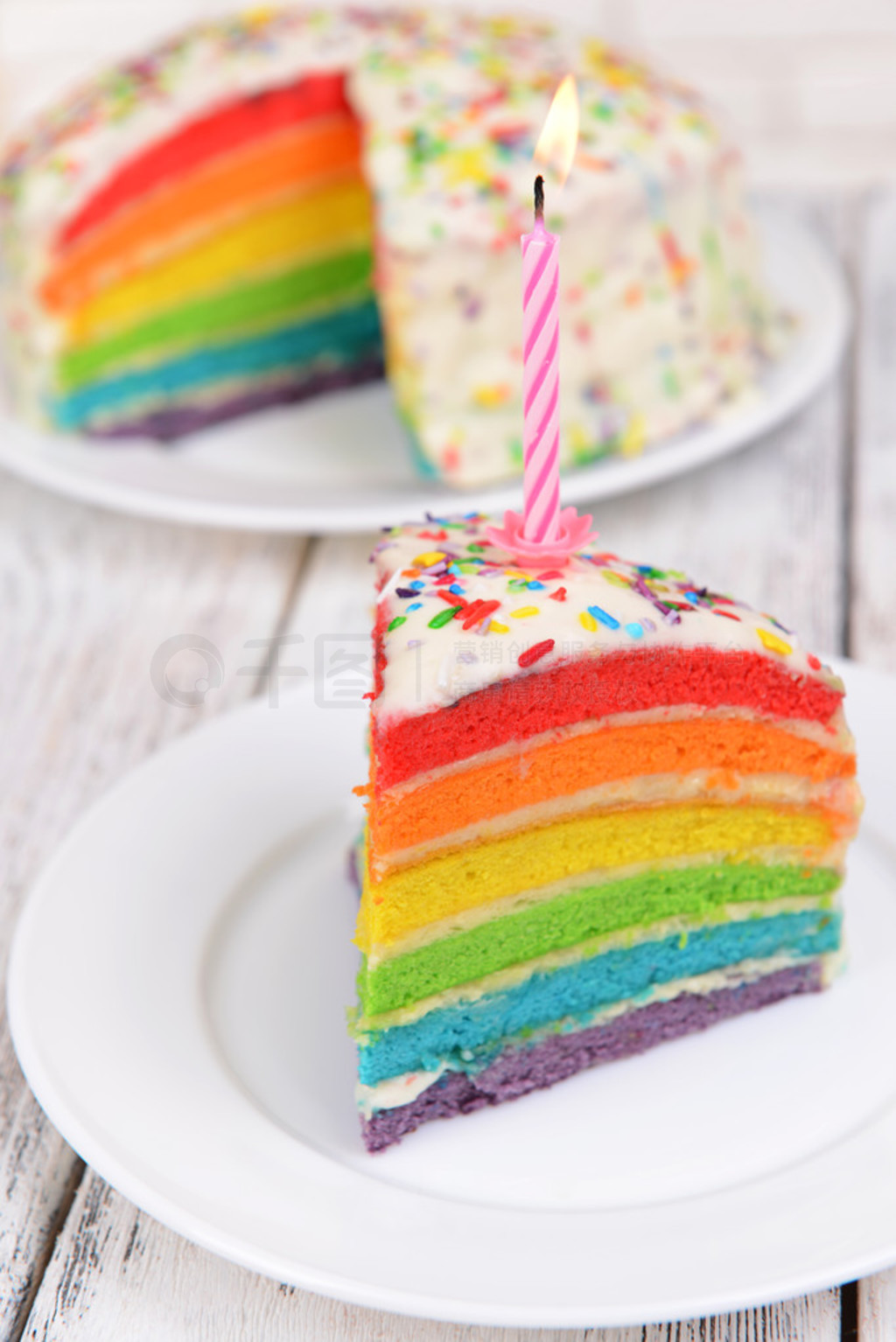 l?ckra rainbow cake p? tallriken p? bordet p? ljus bakgrund