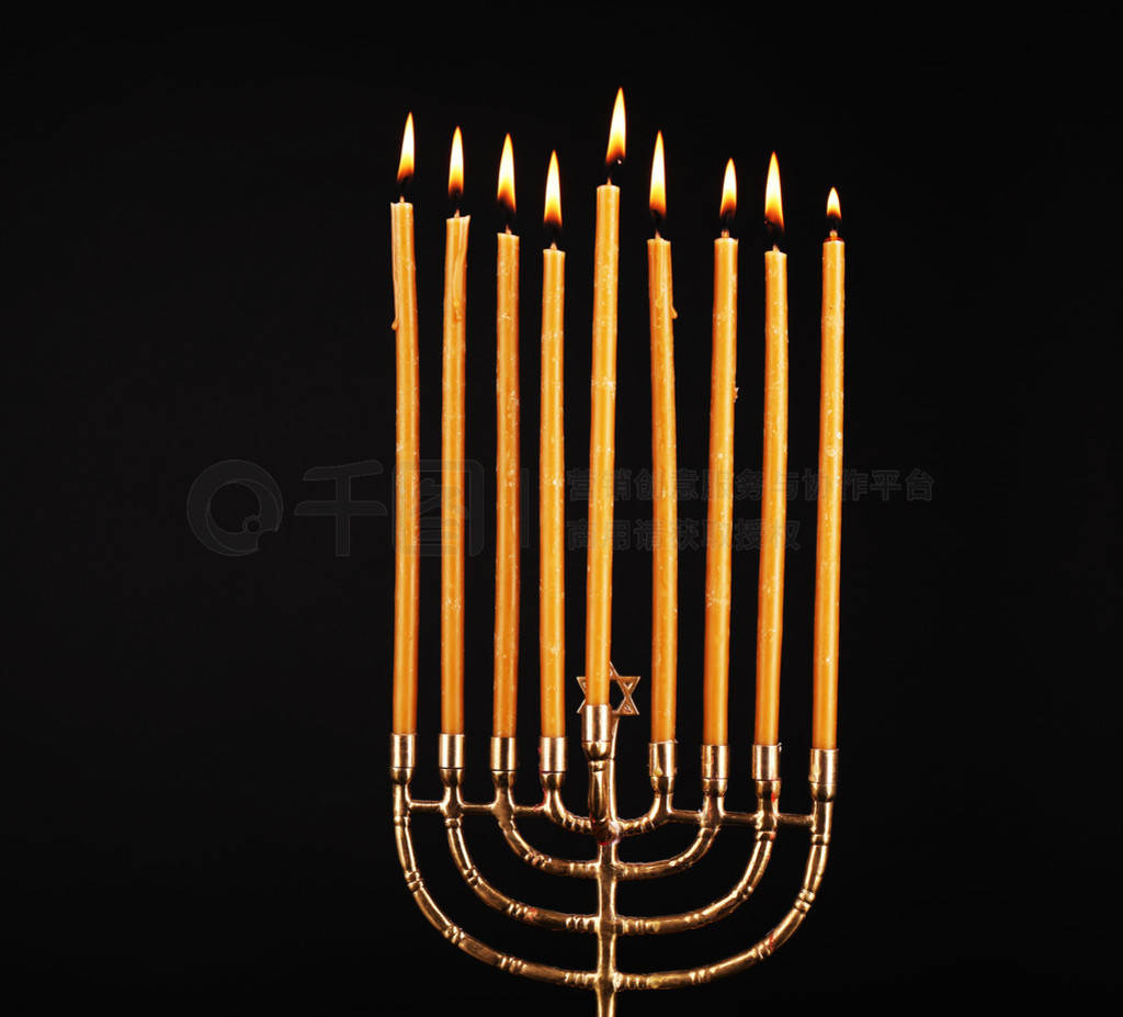 Hanukkah menorah med ljus isolerade p? svart