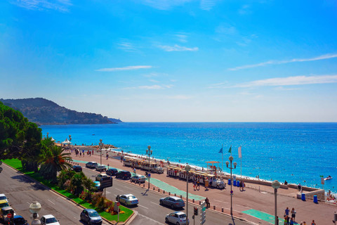 英语漫步在尼斯, 法国, 在夏天。海湾和海滩风景