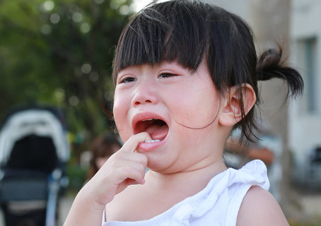 特寫可愛的小女孩在公園裡哭