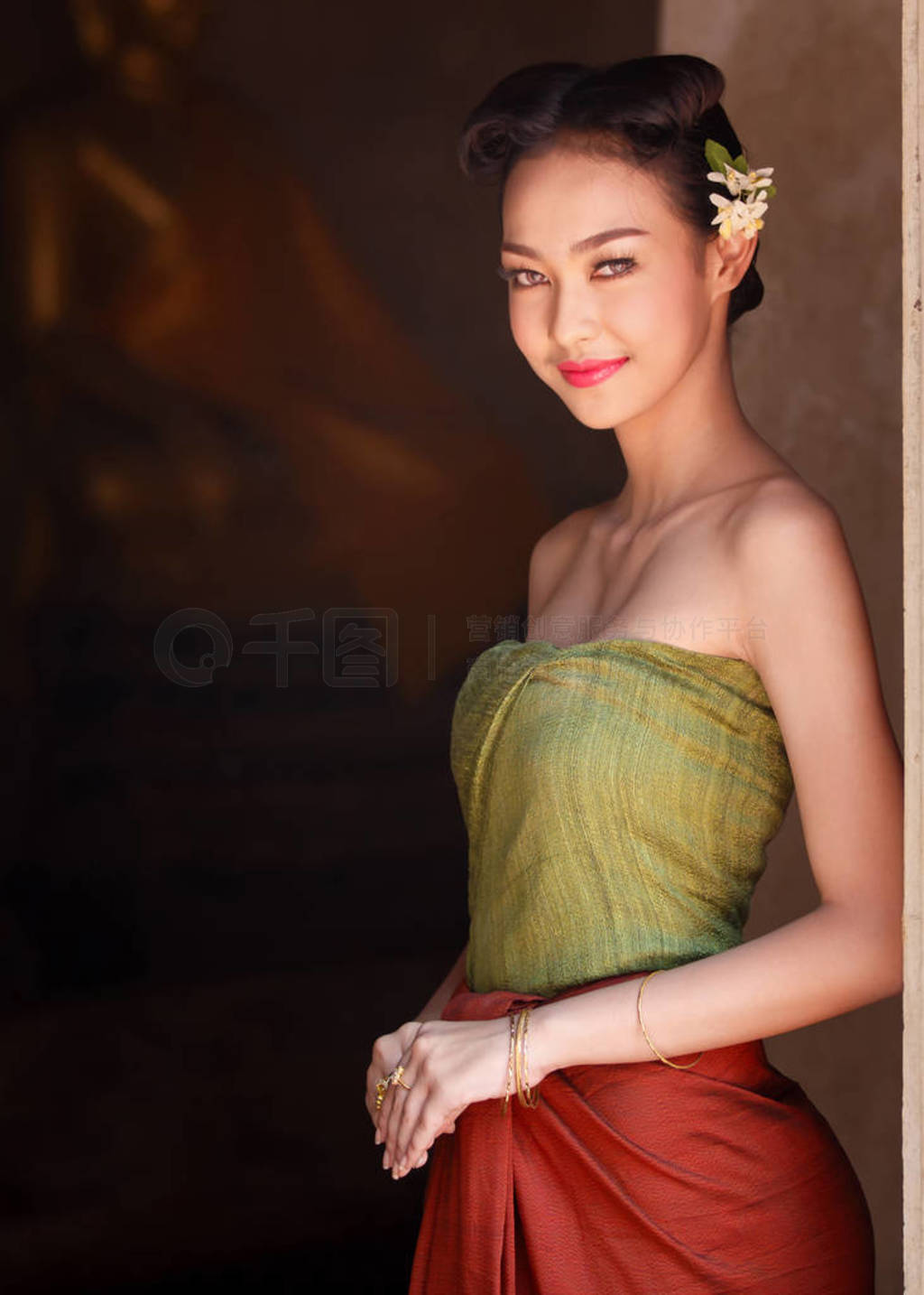 泰国传统服装的美丽的泰国女孩 库存图片. 图片 包括有 舞蹈, 女性, 装饰品, 布料, 方面, 室外, 五颜六色 - 72235753