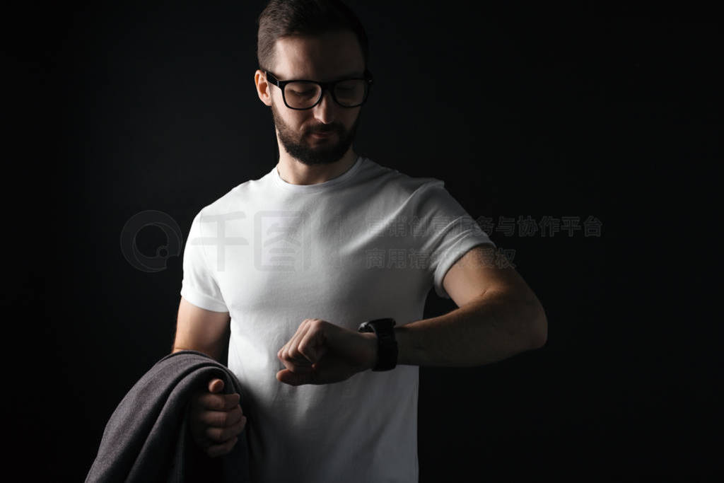 ĺ͸۾վڰɫĿհ t-shirt  smartwatch, һ