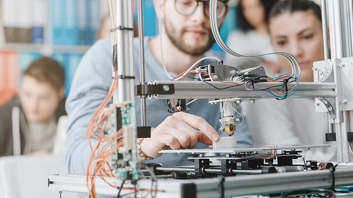 在实验室,技术和学习概念中使用3d 打印机的男女工科学生