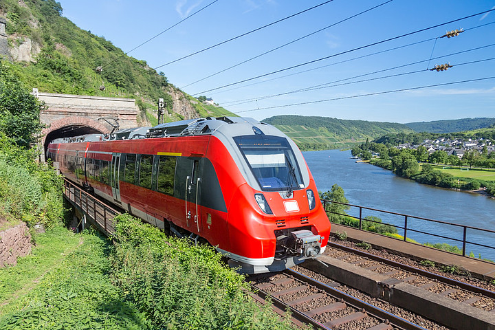 城际列车离开隧道附近河摩泽尔河在德国