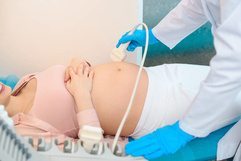 产科妇科医生拍的超声检查妊娠妇女
