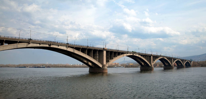 大桥横跨叶尼塞河河, 俄罗斯克拉斯诺雅斯克