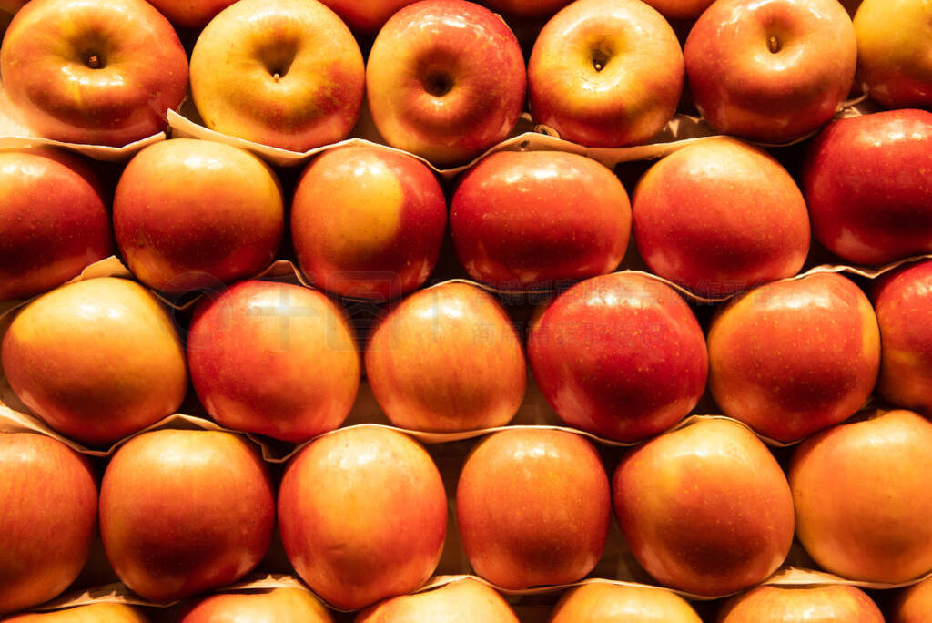 Group of healthy fresh apple fruits on a fruit market