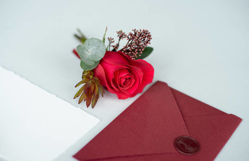 婚礼邀请函作为白色桌布上的装饰信与插花