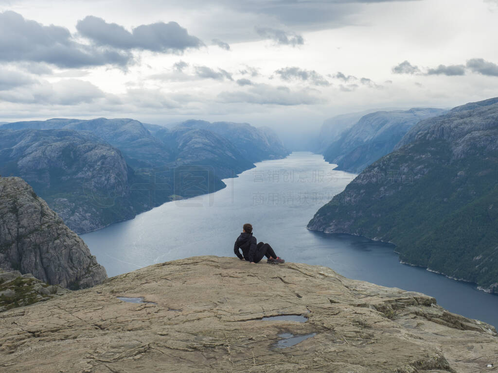 Զ㸾ŮʹPreikestolen޴ϿϿ壬Ų۵㡣աȻαȼٺͽжȼٸ