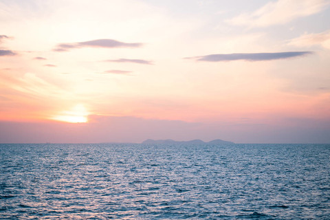 美丽的日出和日落与云彩在地平线蛤蓝色海背景在早晨和晚上。风景秀丽海景与金黄光
