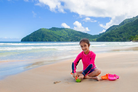 沙滩上的小女孩玩耍图片