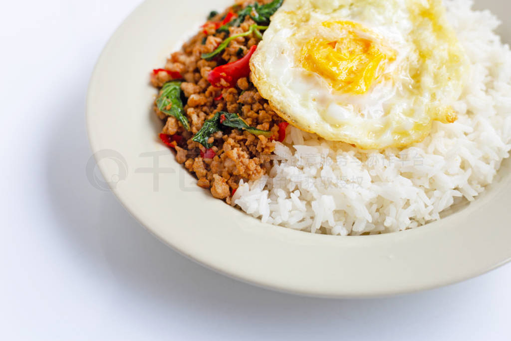 Rice topped with stir-fried pork with basil and fried egg
