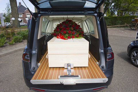 葬礼车里有花安排的棺材