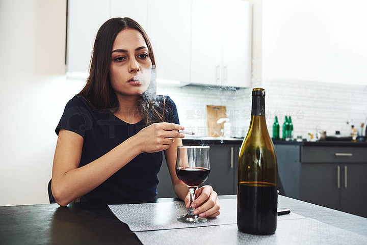 女人吸烟喝酒图片