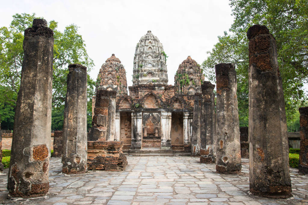 Wat Si Sawai (Sri Savaya) in Sukhothai A big Khmer style temple