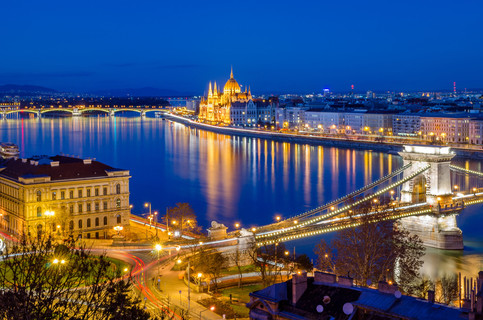 布达佩斯,匈牙利议会和多瑙河在蓝色小时