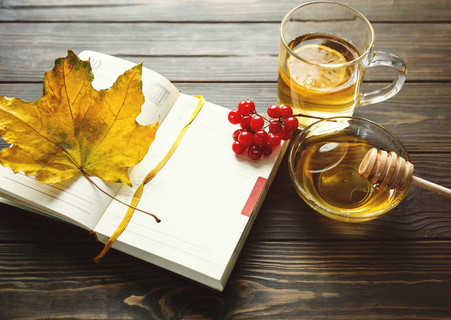 一杯茶, 一本书, 枫叶在木质背景下创造了秋天的心情温馨的家