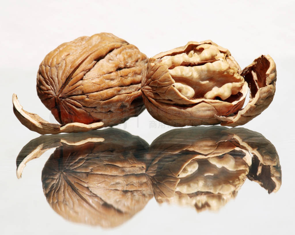 Walnut kernel and whole walnut