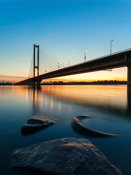 南大橋夜景,基輔,烏克蘭.在第聶伯河河日落橋.