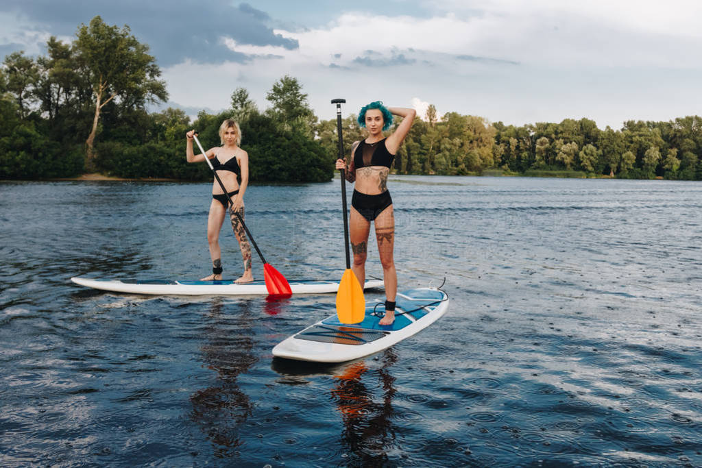 ˶Ůվ paddleboarding ں