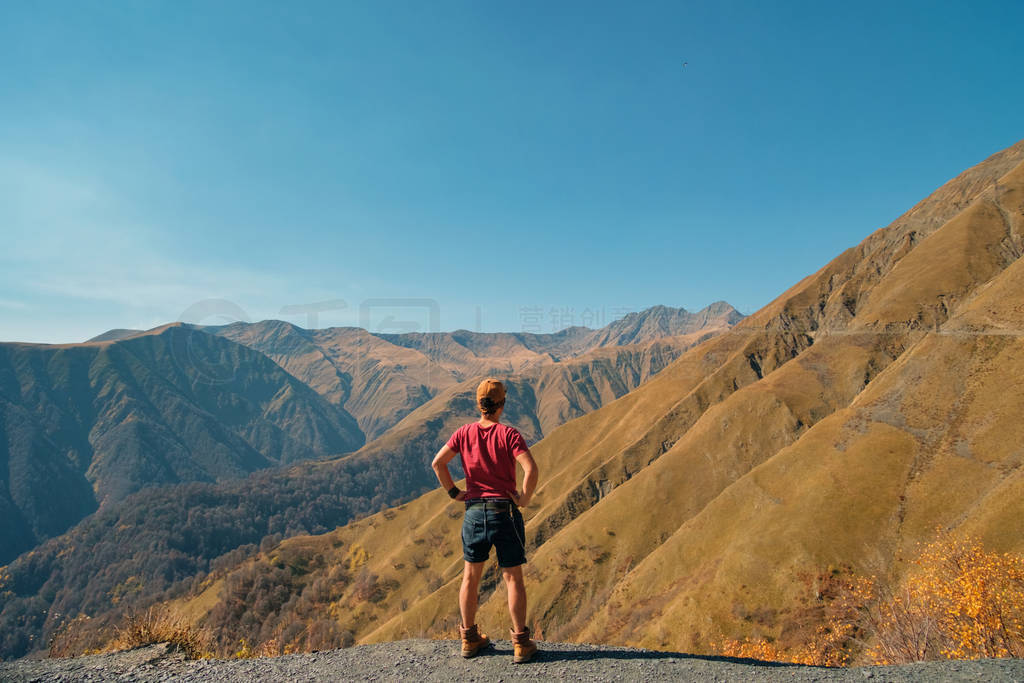 Young traveler standing on the edge of a cliff