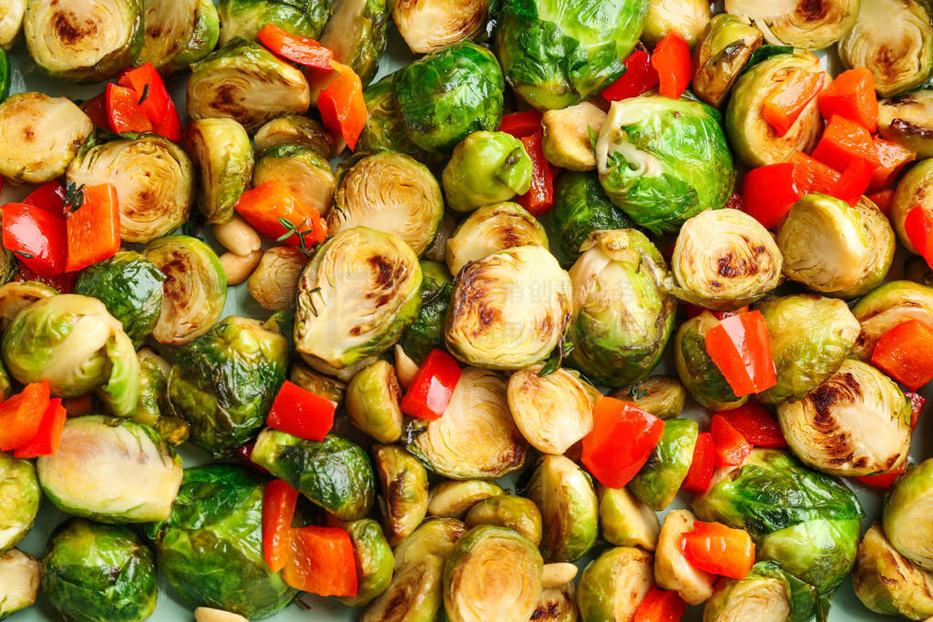 Delicious roasted brussels sprouts with bell pepper and peanuts