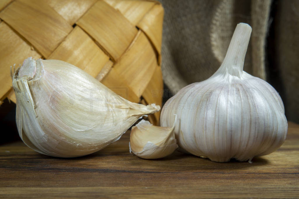 Elephant garlic and regular garlic cloves