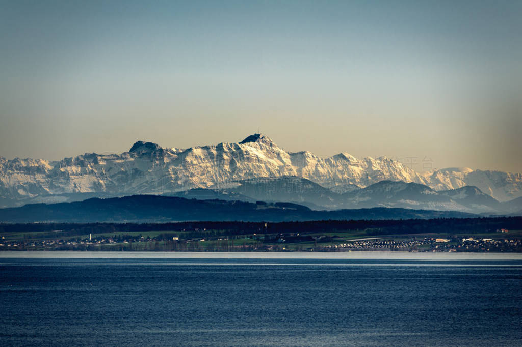 Berg S??ntis mit Schnee am Bodensee